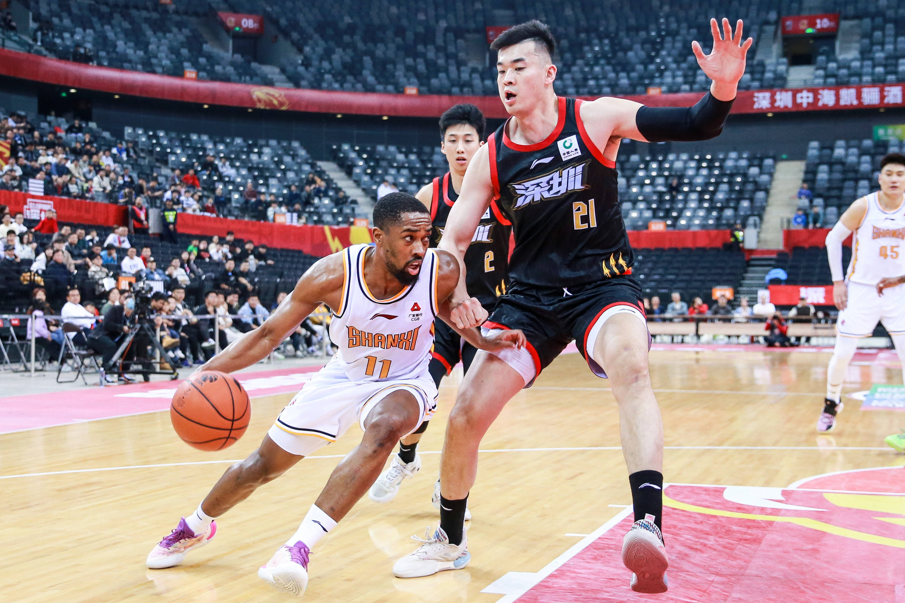 再次集中在 再次集中在